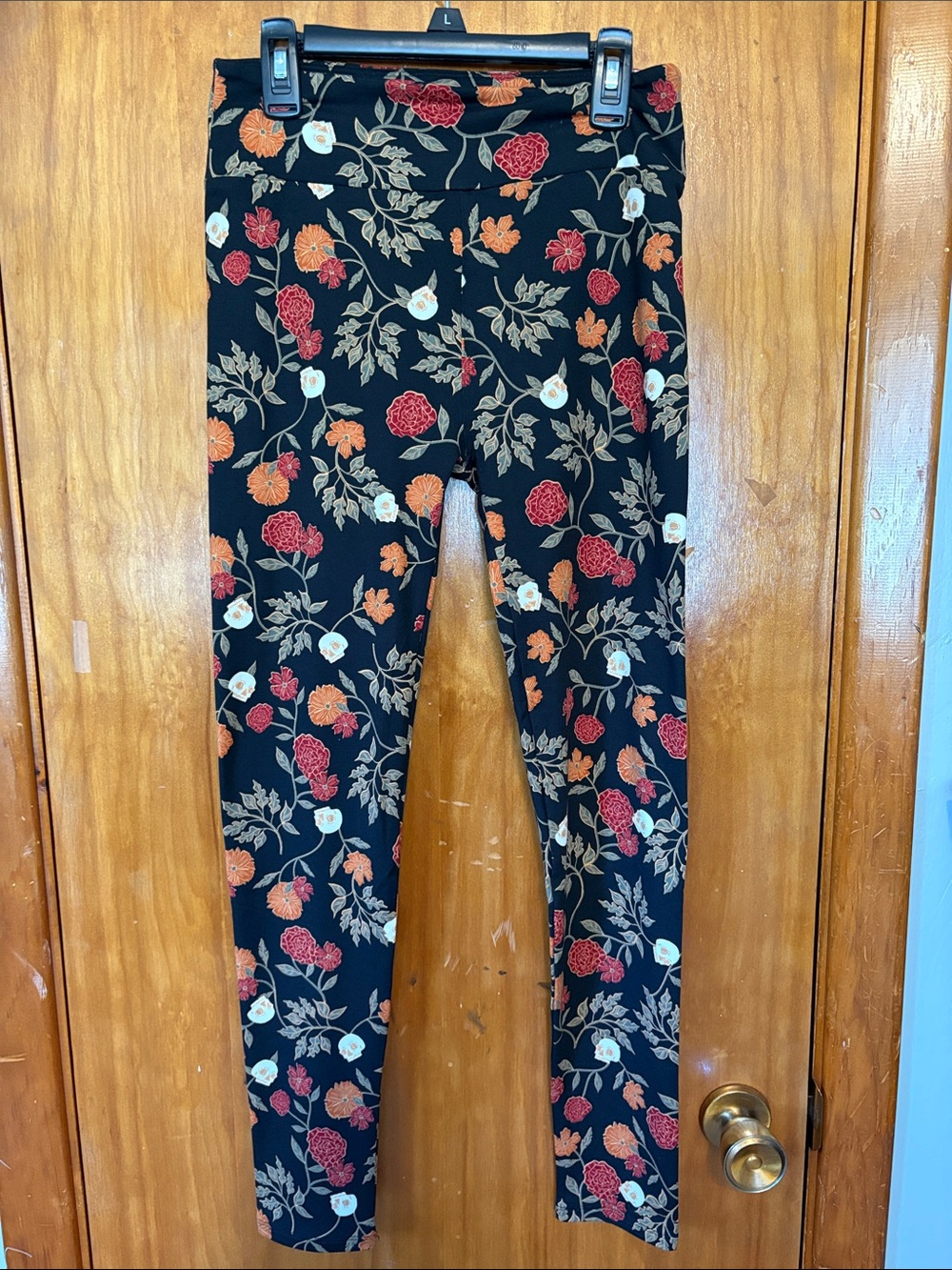 NWOT LuLaRoe Women's 0-8 Black Floral Leggings with Red, Orange & Cream Blooms